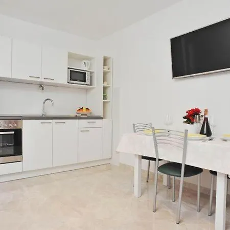 Lenka - One Bedroom With Balcony And Garden View A2